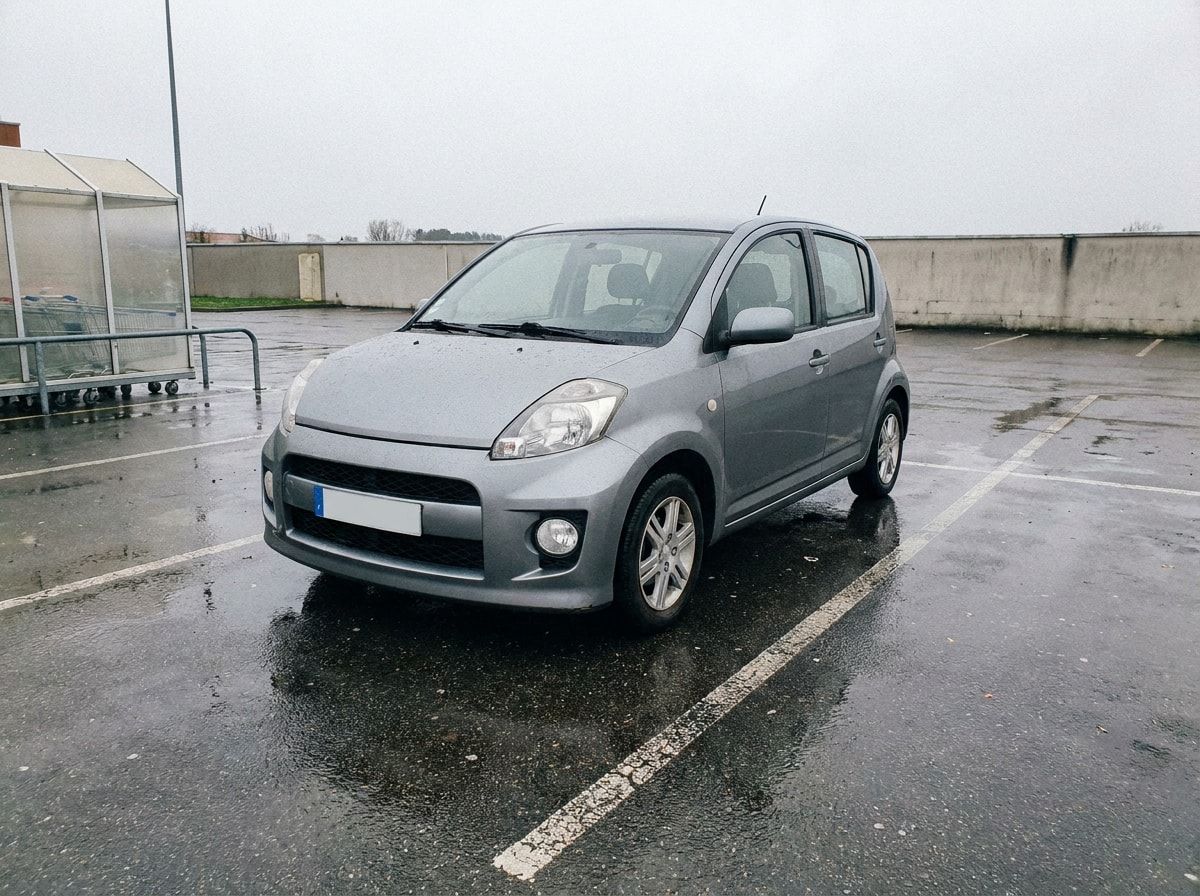 Avant : Citadine grise, parking mouillé